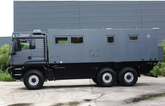 这台车300万,重十吨,用磁卡开门,土豪开它去泡温泉