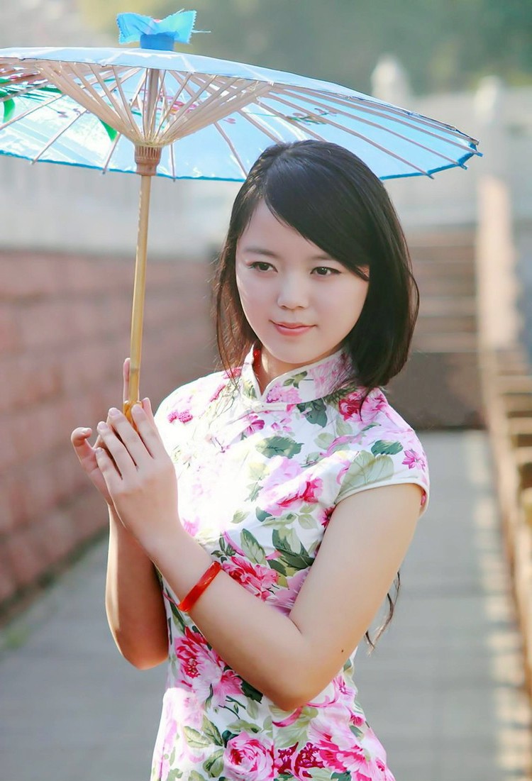 一个有着南方民族风情的江南女子