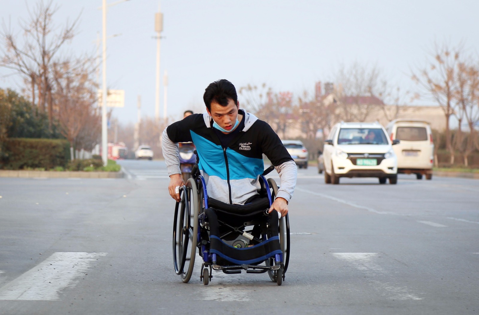 27岁男孩无腿无脚,却用双手"跑"出全国冠军