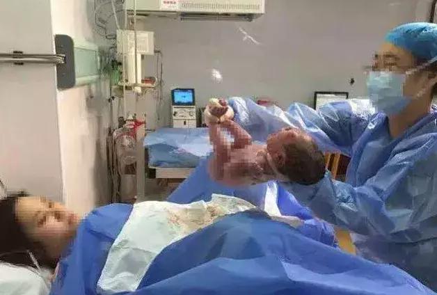 分娩时难产,婆婆为了未来孙子强行拽孕妇出产房