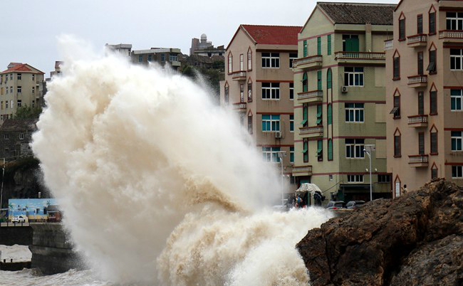 国庆假期迎来强台风,康妮浙江温岭掀巨浪,游人忙逃避
