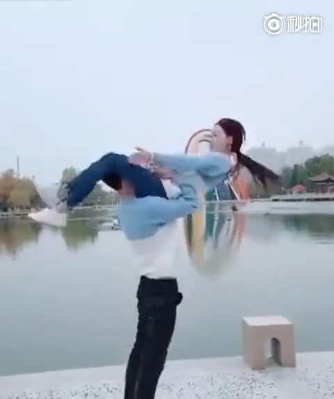 觉得有能力举起女朋友的可以试试