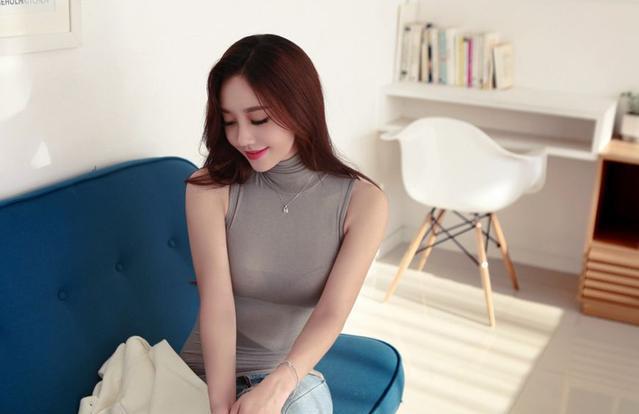 美女翘着十分淑女的二郎腿看起来十分纤长并且形状优美