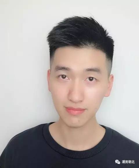 男生一定要剪两边剃短的发型清爽帅气