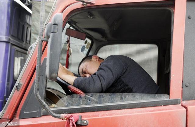 开大车的一个月回来一次,每天都是起早贪黑,经常饥一顿饱一餐的很辛苦