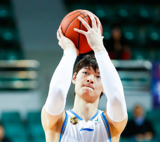 王哲林疯狂连进10球 献制胜一攻 或成易建联受伤后男篮世预赛基石