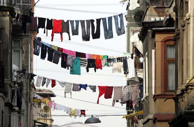千姿百态:世界各地的人们晾晒衣服形成独特的风景线