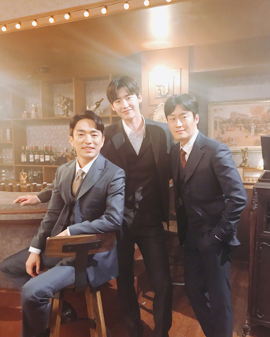 ins公开了新sbs特辑剧《死之咏赞》的剧照,定妆照以及演员合照等