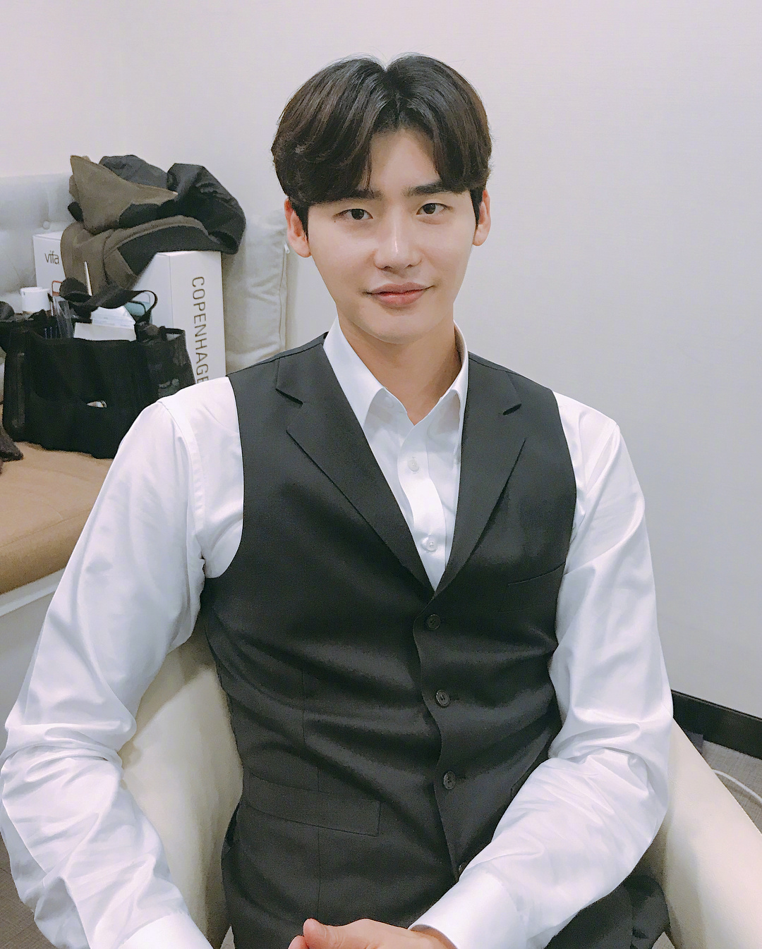 ins公开了新sbs特辑剧《死之咏赞》的剧照,定妆照以及演员合照等