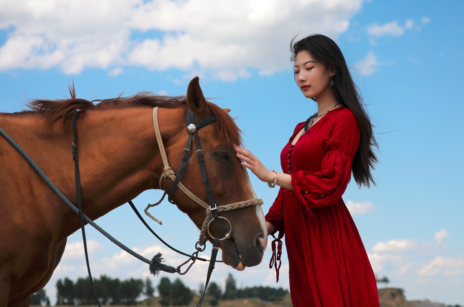阳光下河流边 美女倾情演绎人马情