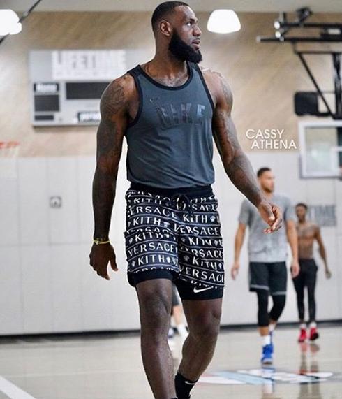 詹姆斯最新训练图集来了,穿着花裤子的老詹进攻如入无人之境!