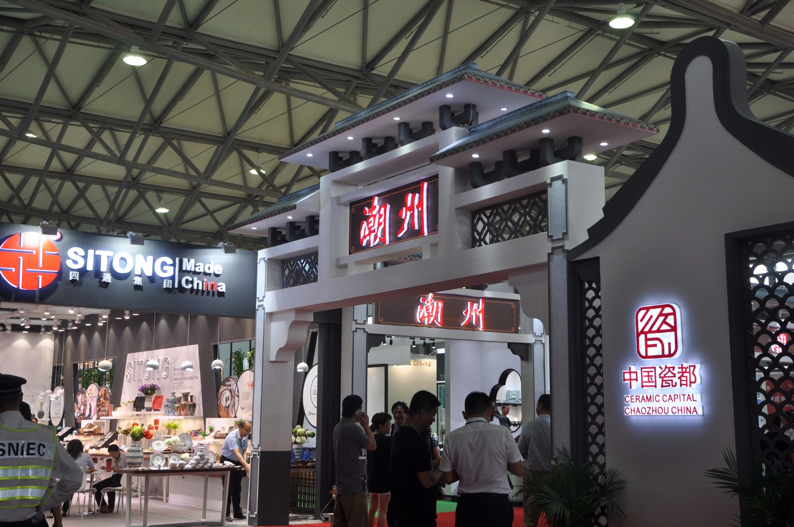 中国"瓷都"潮州瓷 惊艳上海展览会|陶瓷|潮州|瓷都_新浪新闻