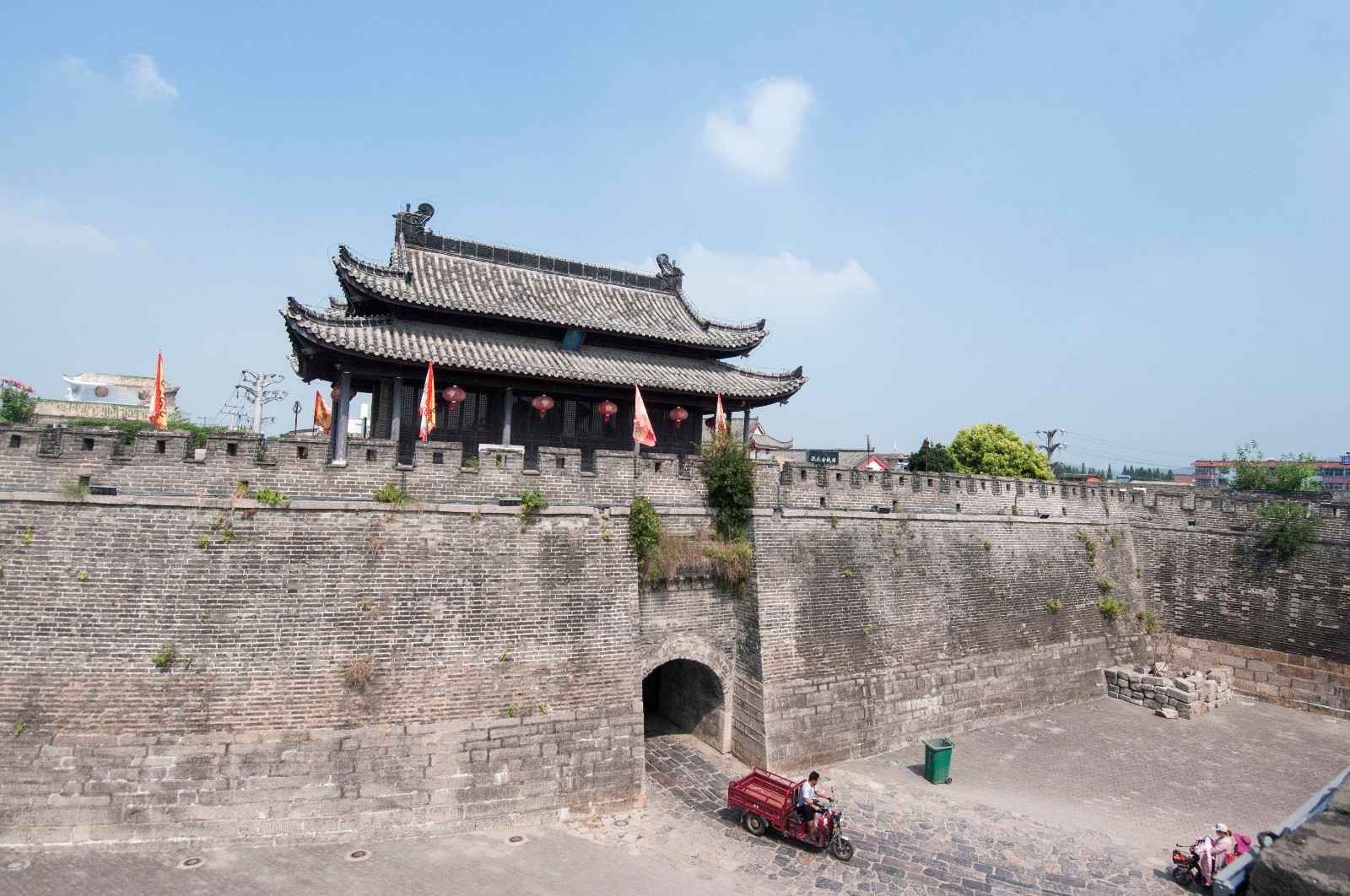 寿县古城墙始建于南宋,砖壁石基,城开四门,各有瓮城,既拥有完整的军事