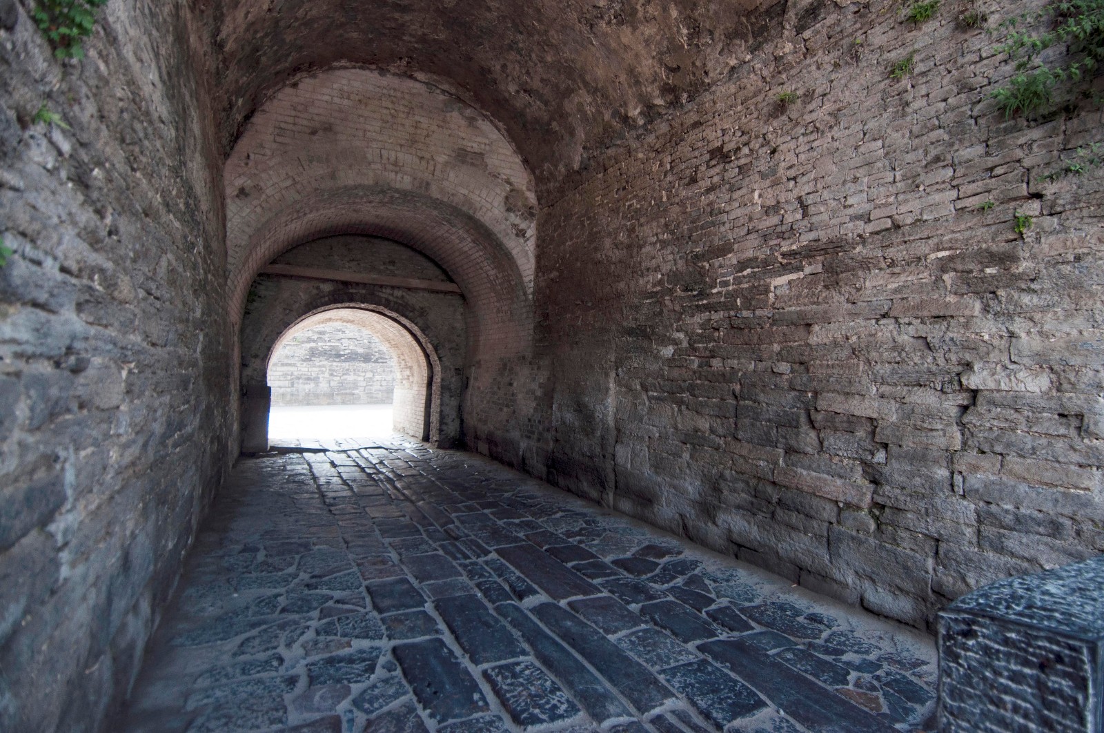 寿县古城墙始建于南宋,砖壁石基,城开四门,各有瓮城,既拥有完整的军事