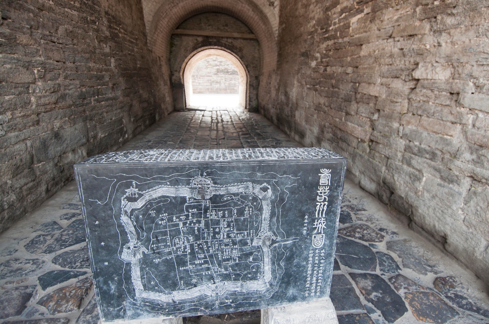 寿县古城墙始建于南宋,砖壁石基,城开四门,各有瓮城,既拥有完整的军事