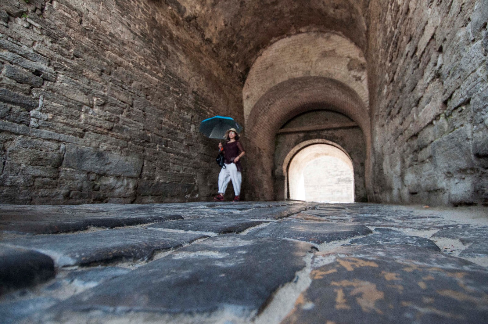 寿县古城墙始建于南宋,砖壁石基,城开四门,各有瓮城,既拥有完整的军事