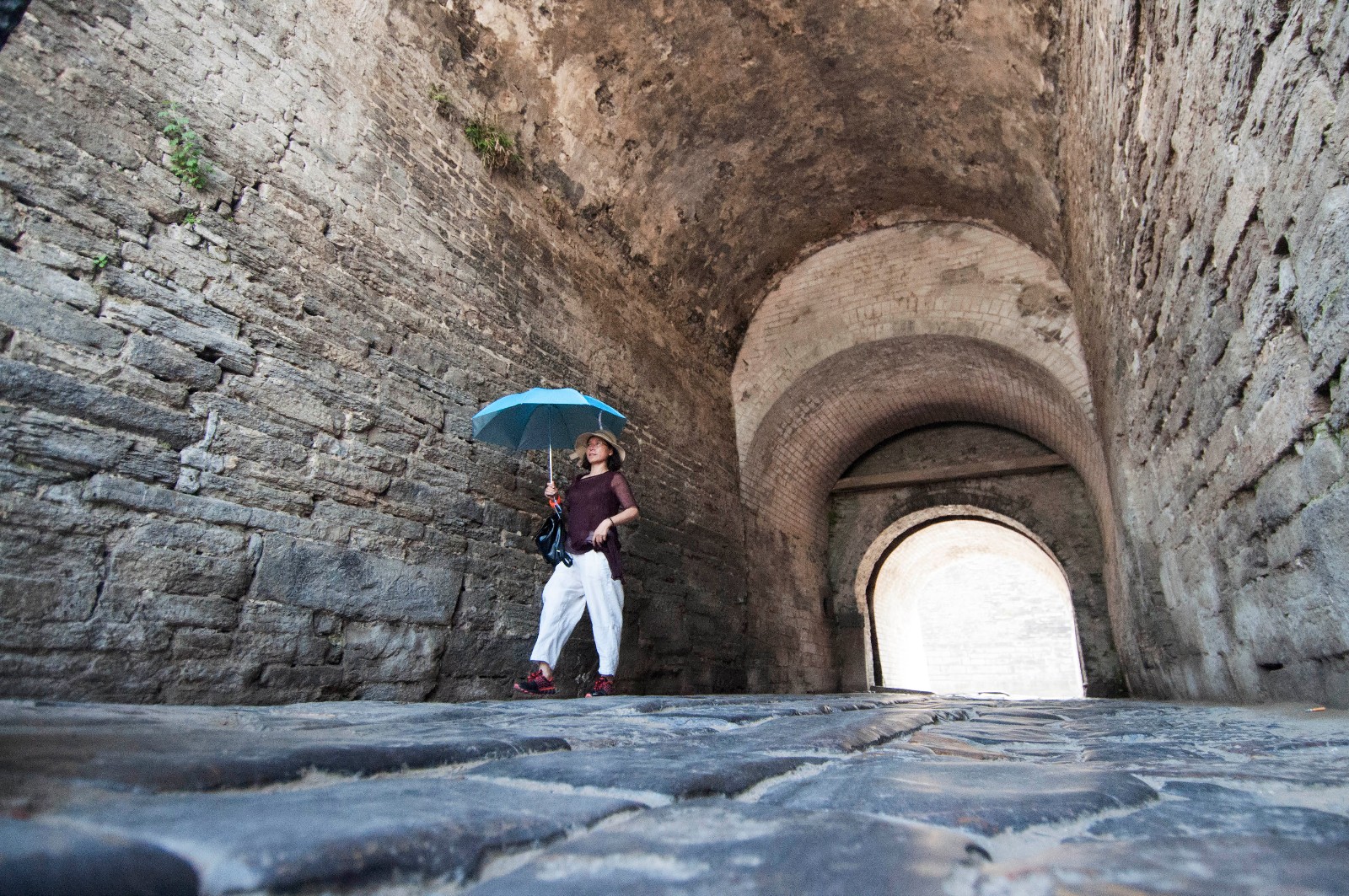 寿县古城墙始建于南宋,砖壁石基,城开四门,各有瓮城,既拥有完整的军事