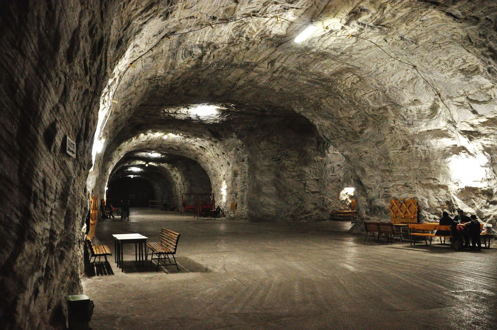 一个深藏在地下百米的六百年小镇,住着三千名居民,最怕停水停电