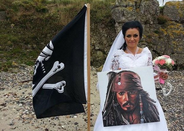 女子爱上18世纪海盗鬼魂 与鬼魂结婚