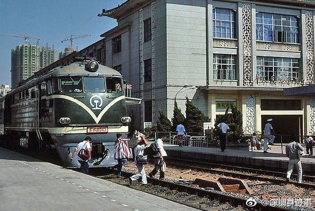1983年的深圳,老旧的车站,现在看起来别有一番风味的广告话