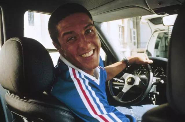 在接受采访时导演还自豪地说,"我们的的士已经比高速火车还快,想象它