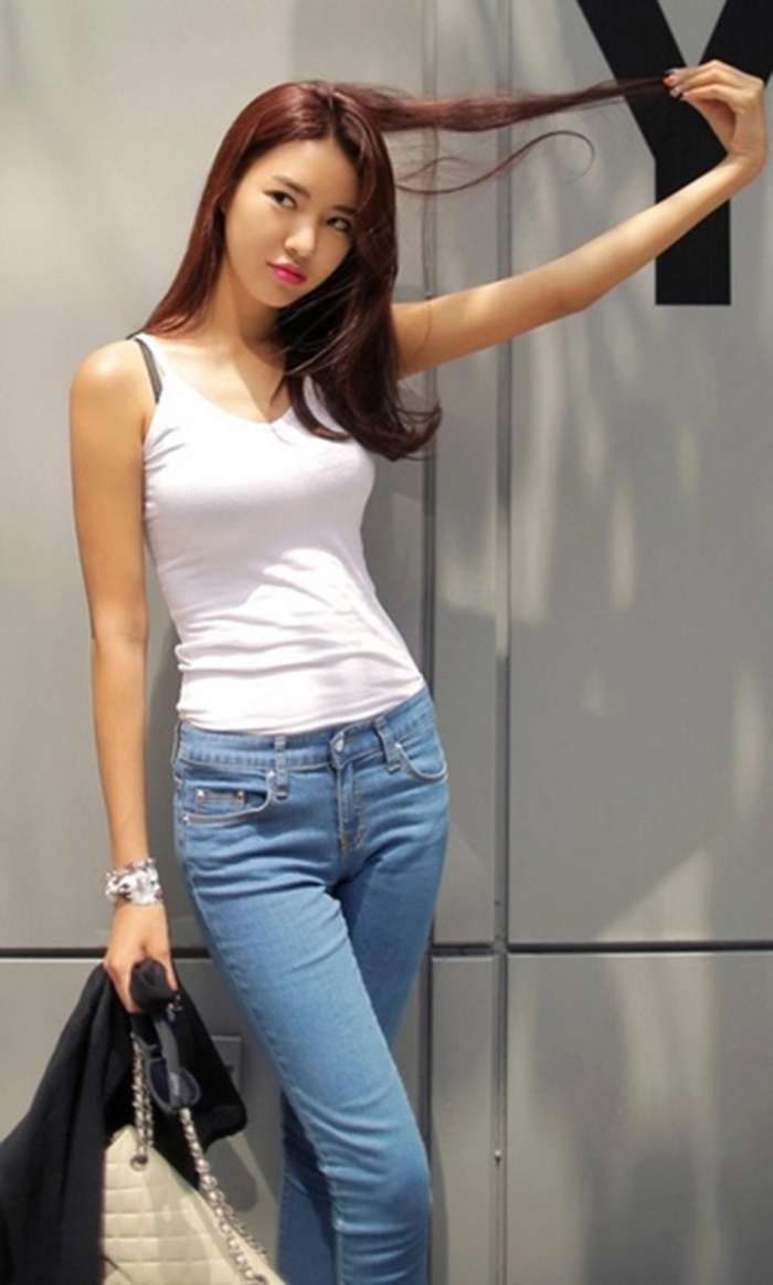 紧身牛仔裤穿出完美身材每个女人都值得拥有