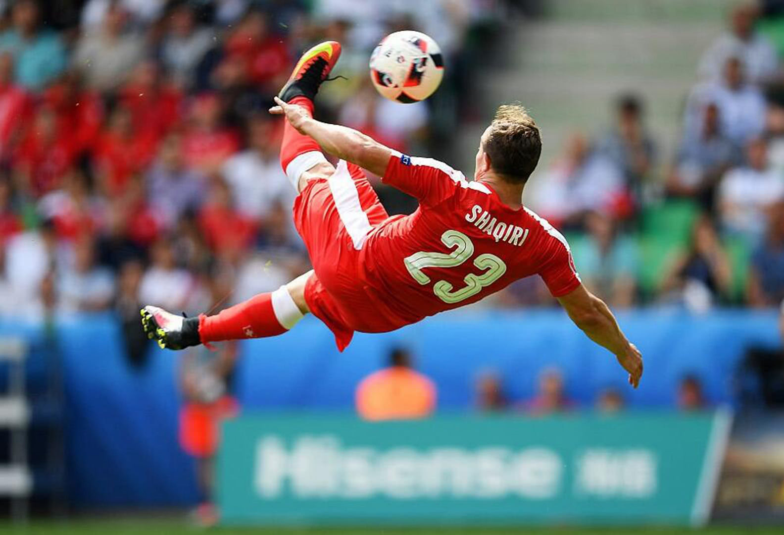 推特关注体育足球 8bcd-heirxye4115848.jpg