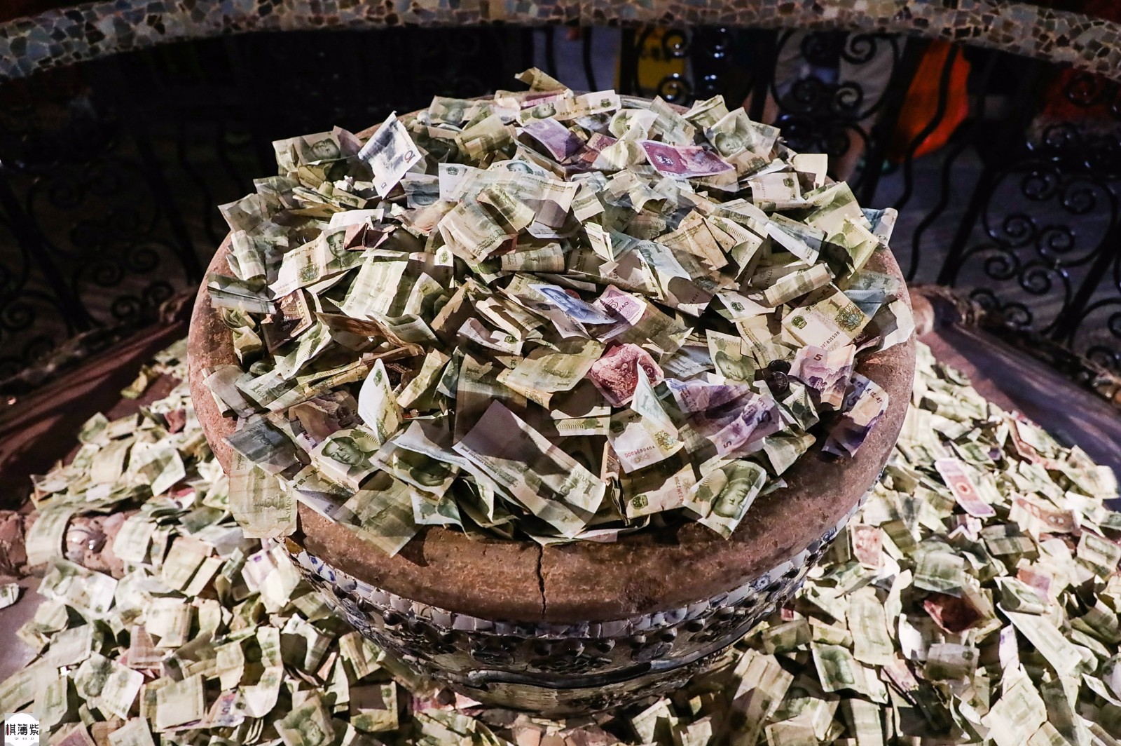 "98亿元"房子撒币堆成山,游客:别人投,我就跟着投了