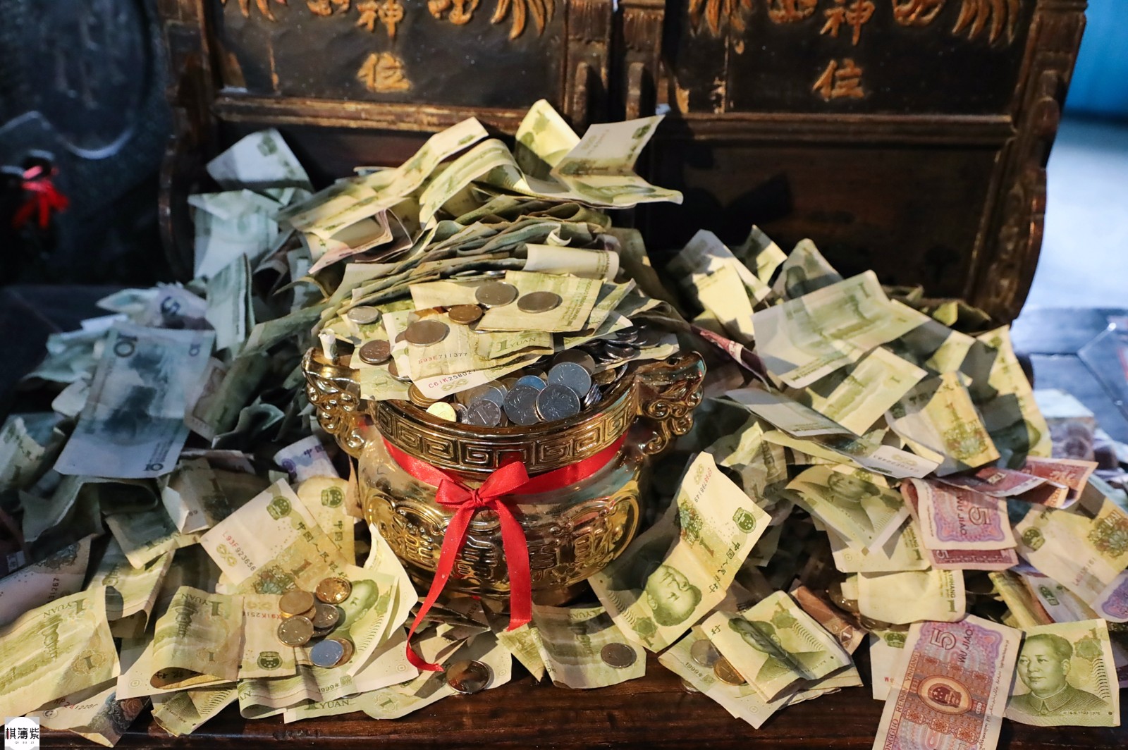 "98亿元"房子撒币堆成山,游客:别人投,我就跟着投了