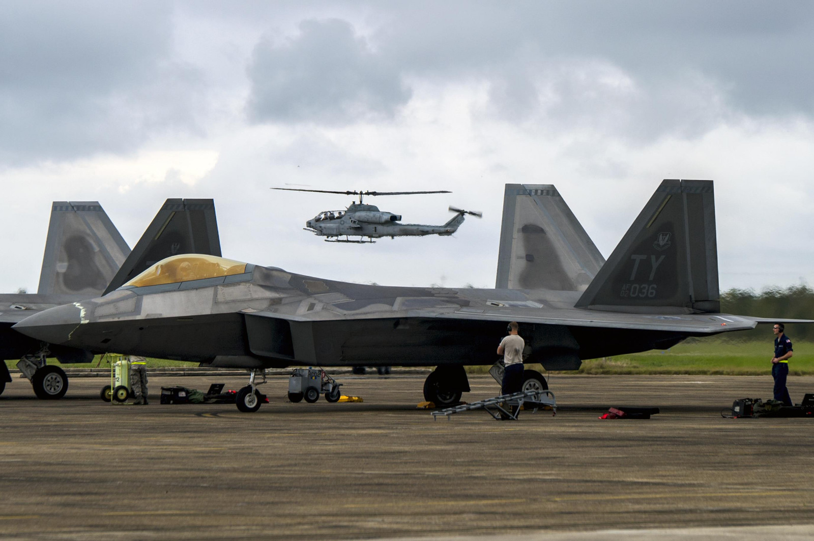 美国的f22猛禽战斗机,至今为止仍然是世界最厉害最先进的战斗机美国的