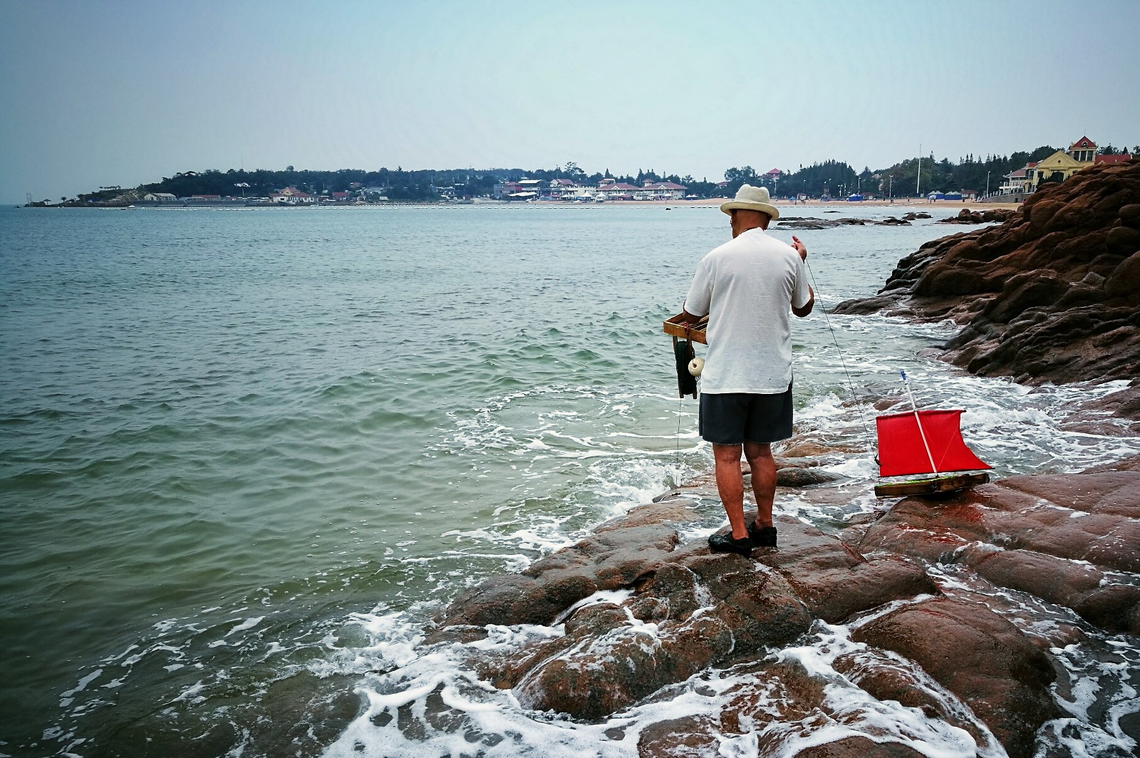 放小船钓鱼的老者
