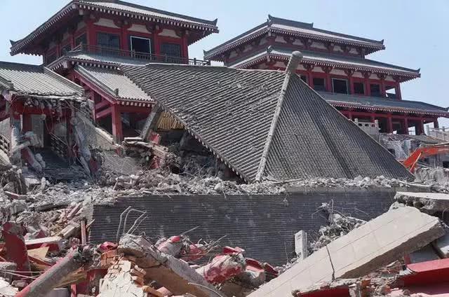 而至秦亡,阿房宫尚未全部建成,而陕西这个景区"阿房宫"是在阿房宫遗址