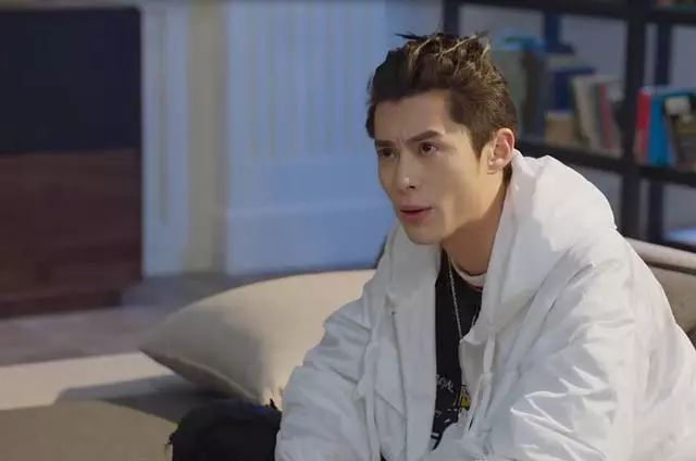 三版道明寺造型对比,言承旭酷爱头巾,王鹤棣菠萝头时尚又叛逆!