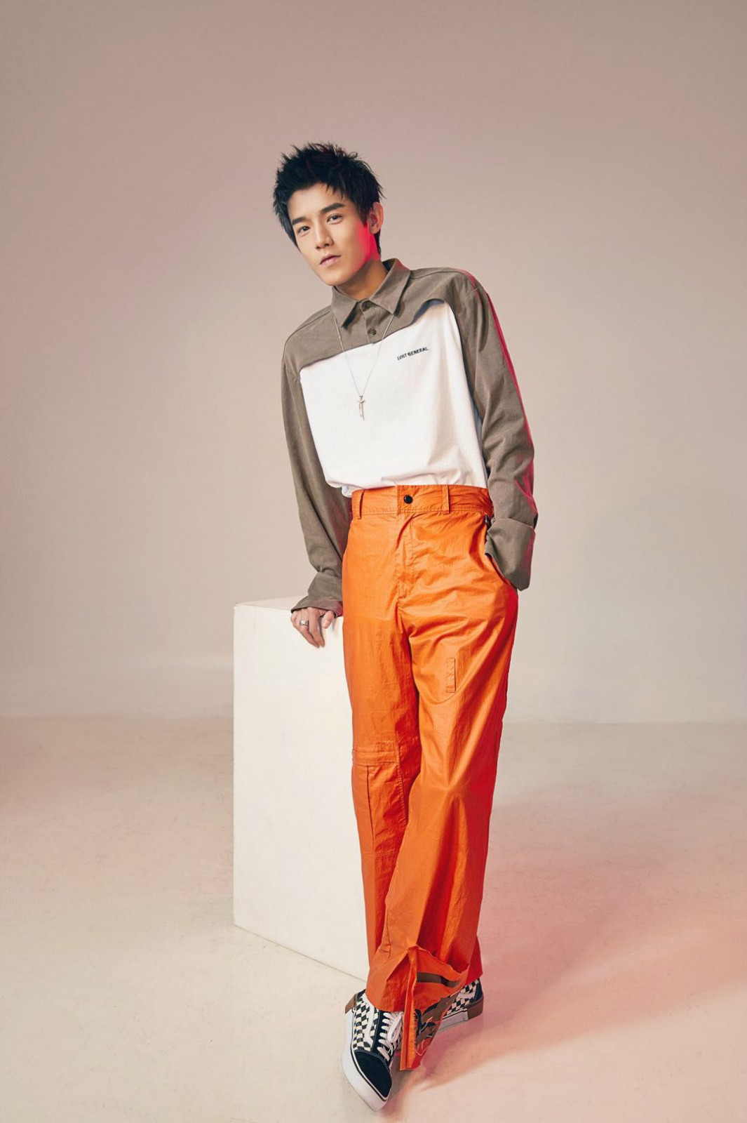 朱戬亮相《沙海》发布会 霸气"社会撩"点燃全场