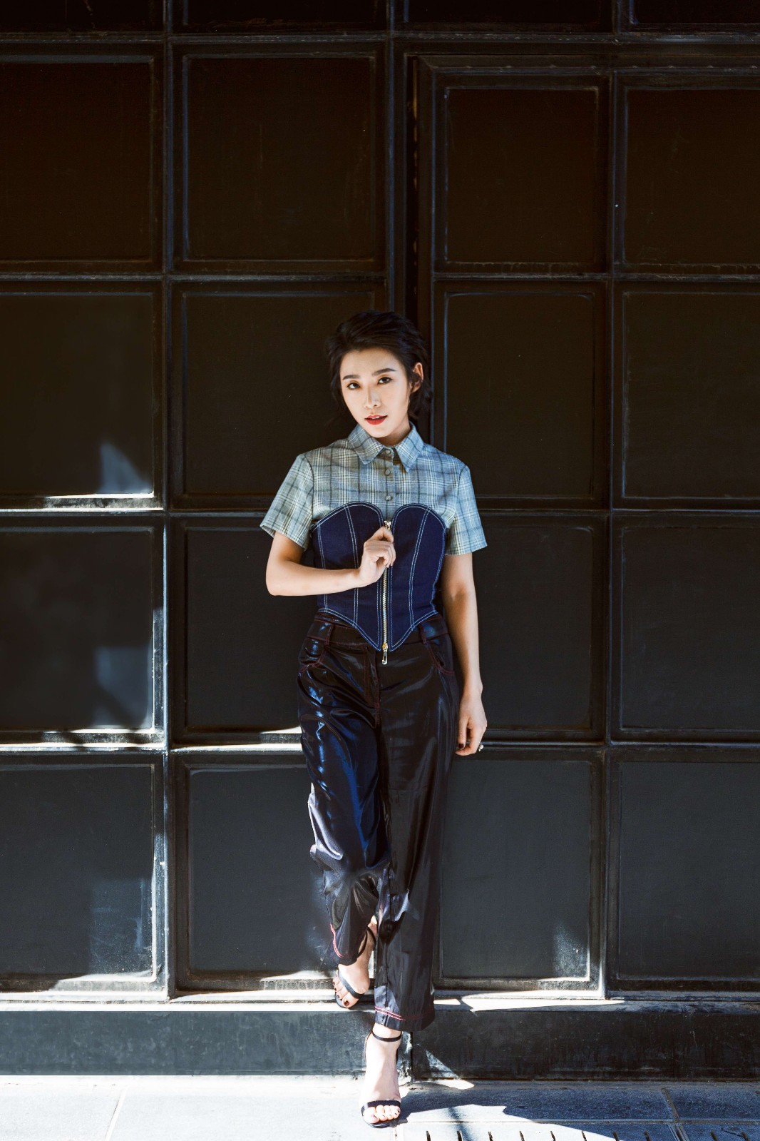 吕晓霖抹胸皮裤帅气干练 尽显熟女魅力