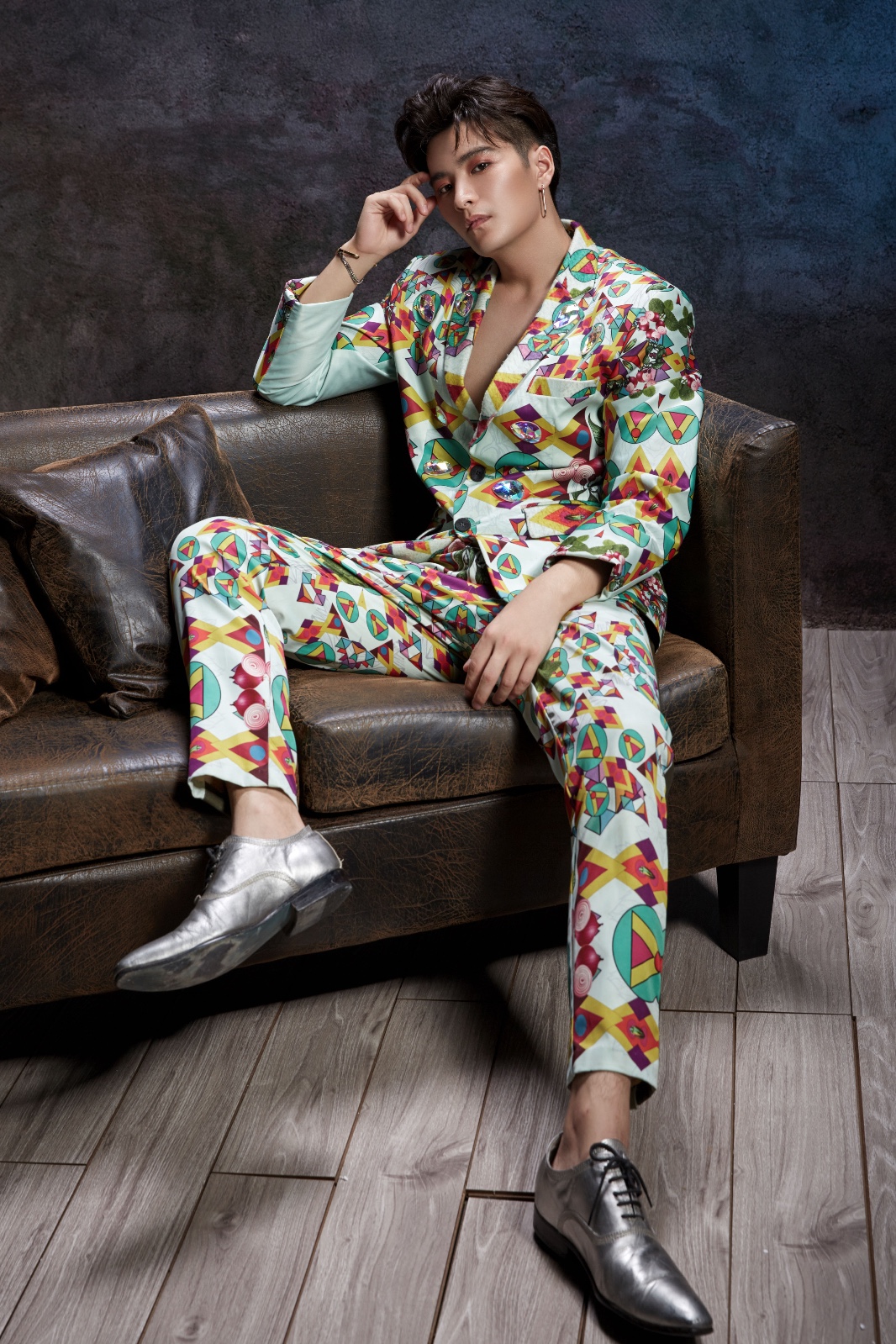 "天才j"陈思宇曝最新写真 跳脱校园风演绎雅痞范