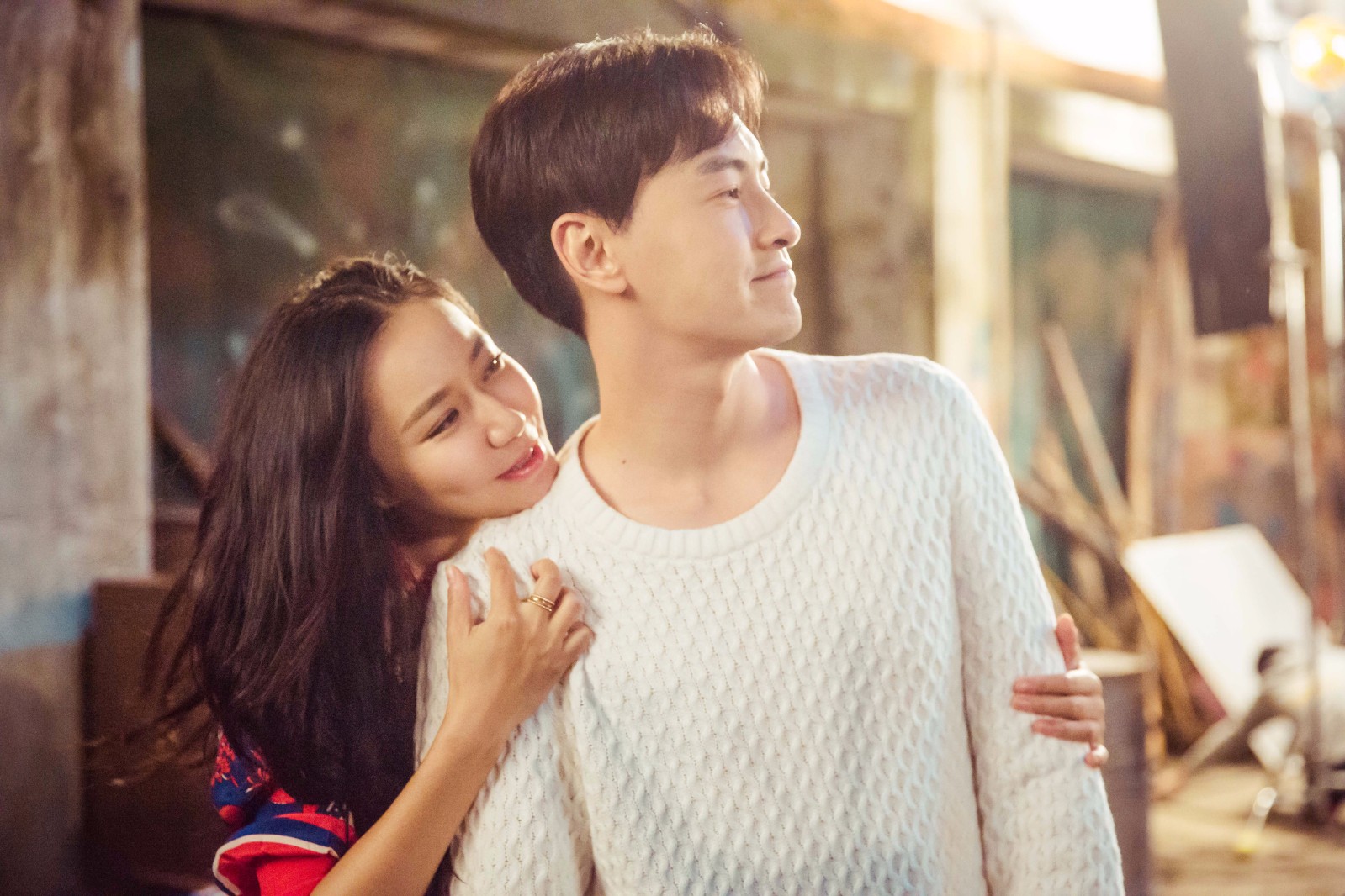 都说同行相轻,但在拍摄电视剧《合伙人》时,朱亚文曾满怀激情地握着