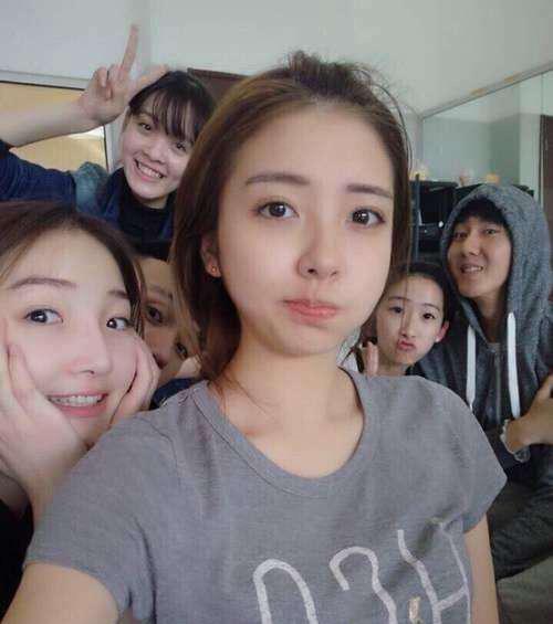 在这组毕业照片中,豆得儿的整张脸显得好僵硬啊!没有以