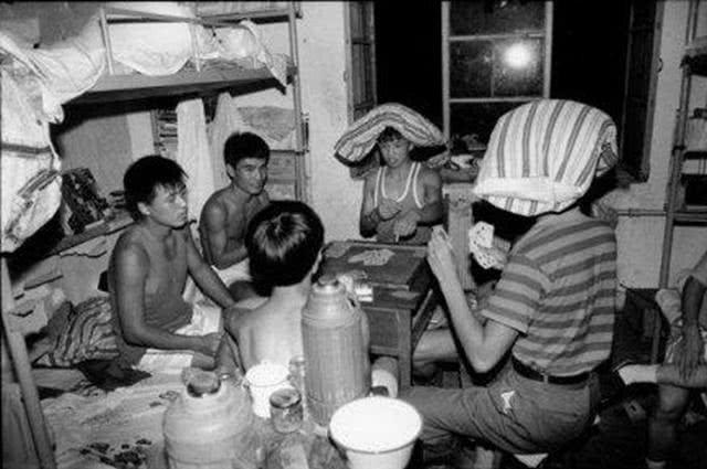 90年代初中国老照片:那时候的天之骄子,大学生寝室生活是这样子