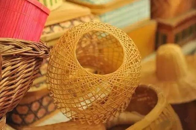 这种农村常见的竹筐，如今价格不菲|柳编|竹器|竹编_新浪新闻