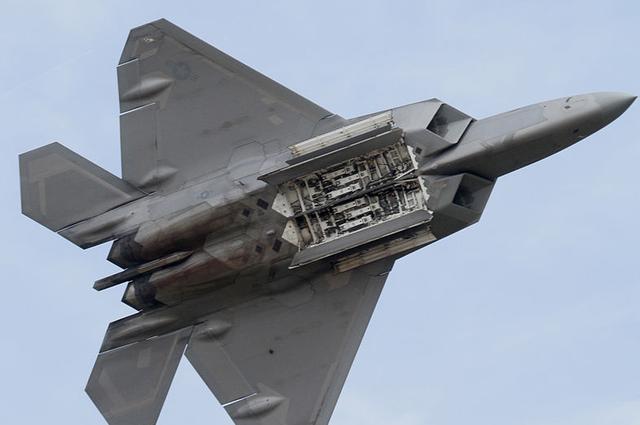 歼31亮新照机腹平如f22弹仓尺寸超想象