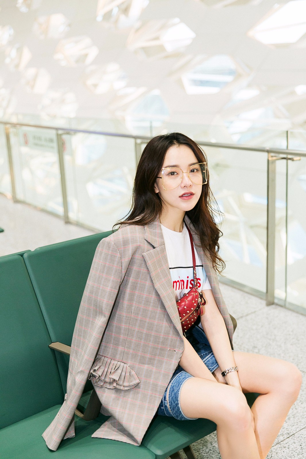 黄一琳复古造型现身机场 演绎初春清新自然