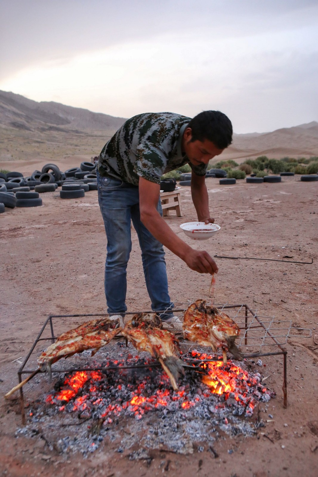 见识过南疆烧烤之乡的沙漠羊肉大串你还好意思说你吃过牙签串