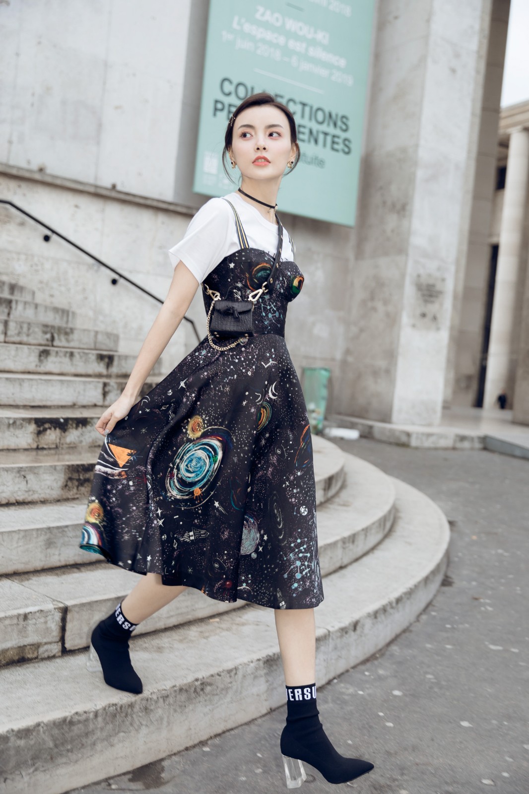 赵宇彤星空裙写真 前卫时尚发型呆萌