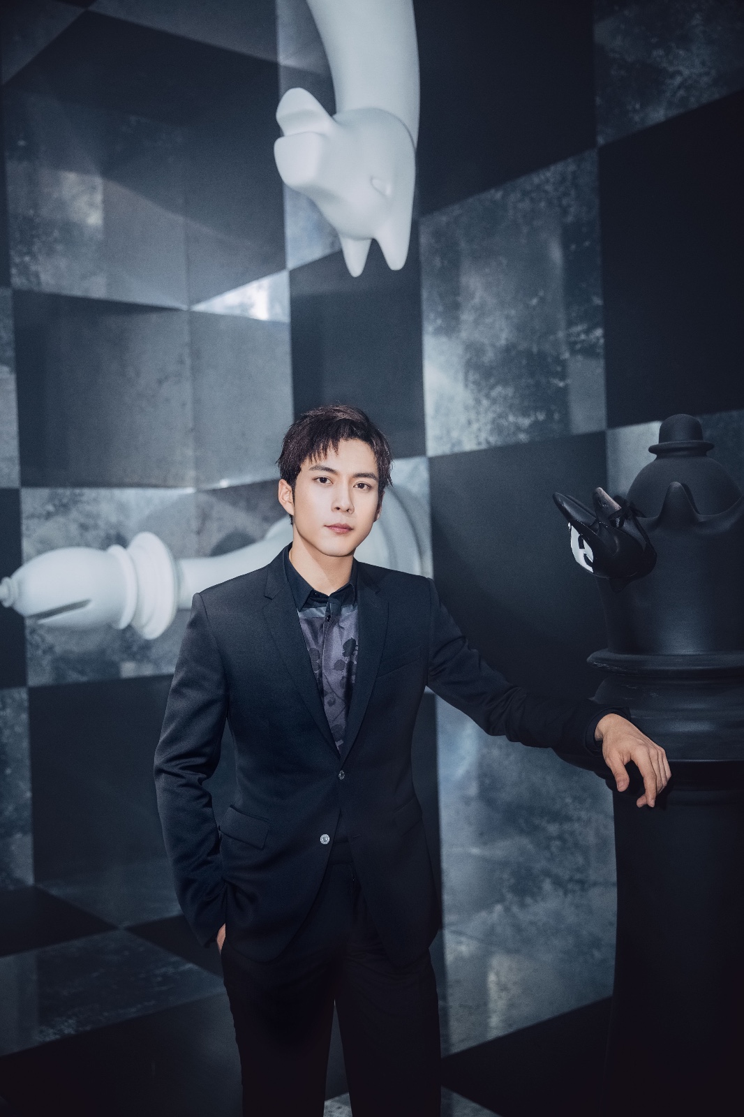 韩东君化身夜礼服假面 俊朗贵气展型男魅力