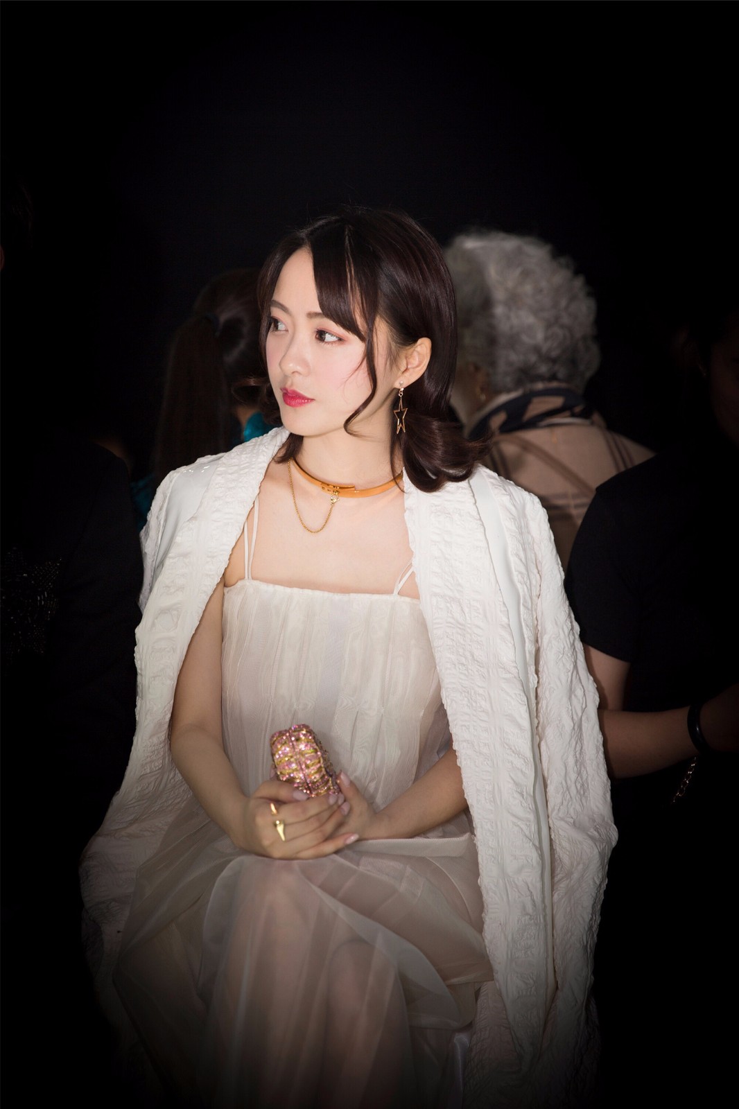 余心恬亮相中国国际时装周清新浪漫优雅迷人