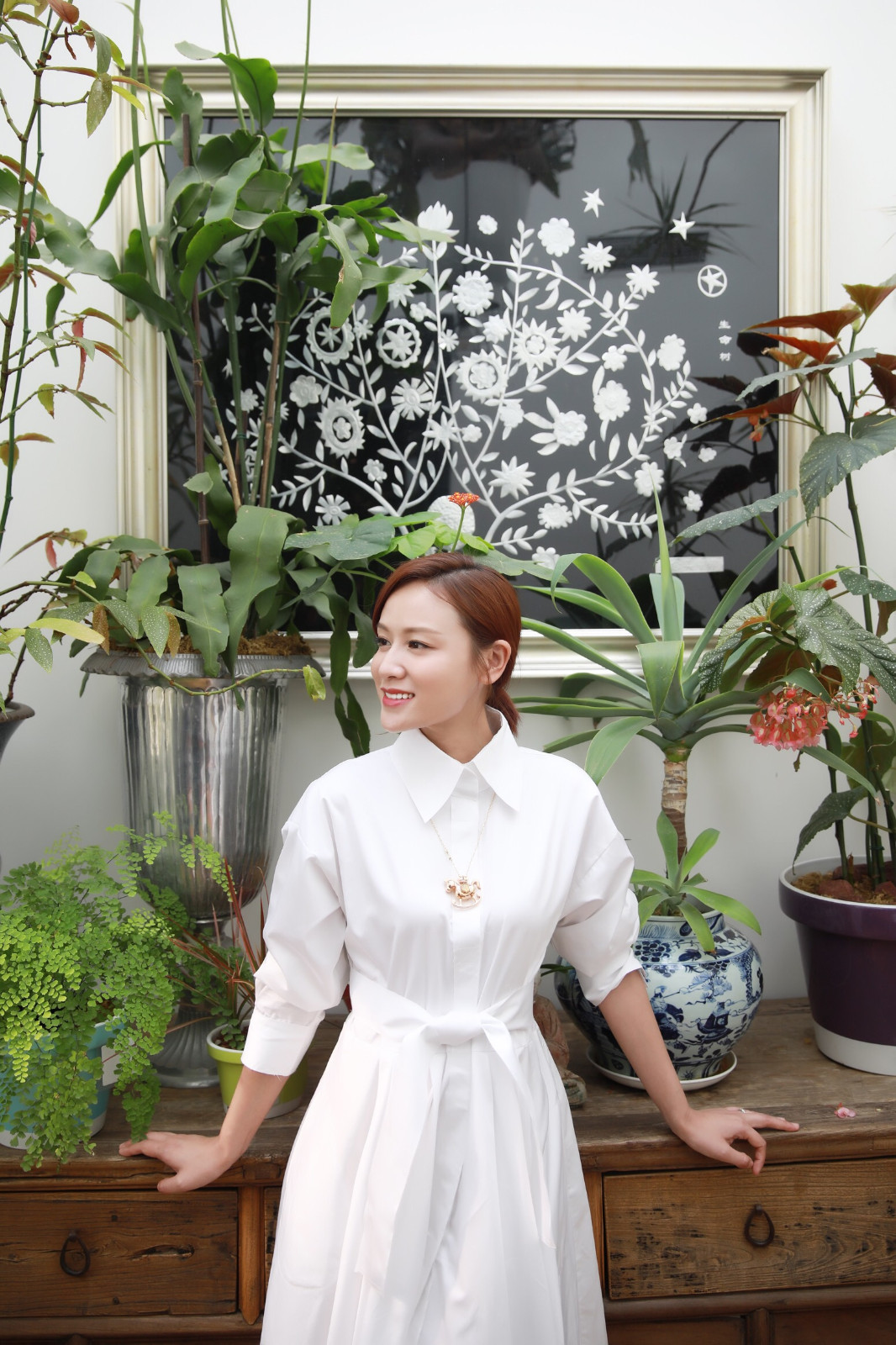 叶一茜春意写真曝光 比春天更美的是白衣胜雪