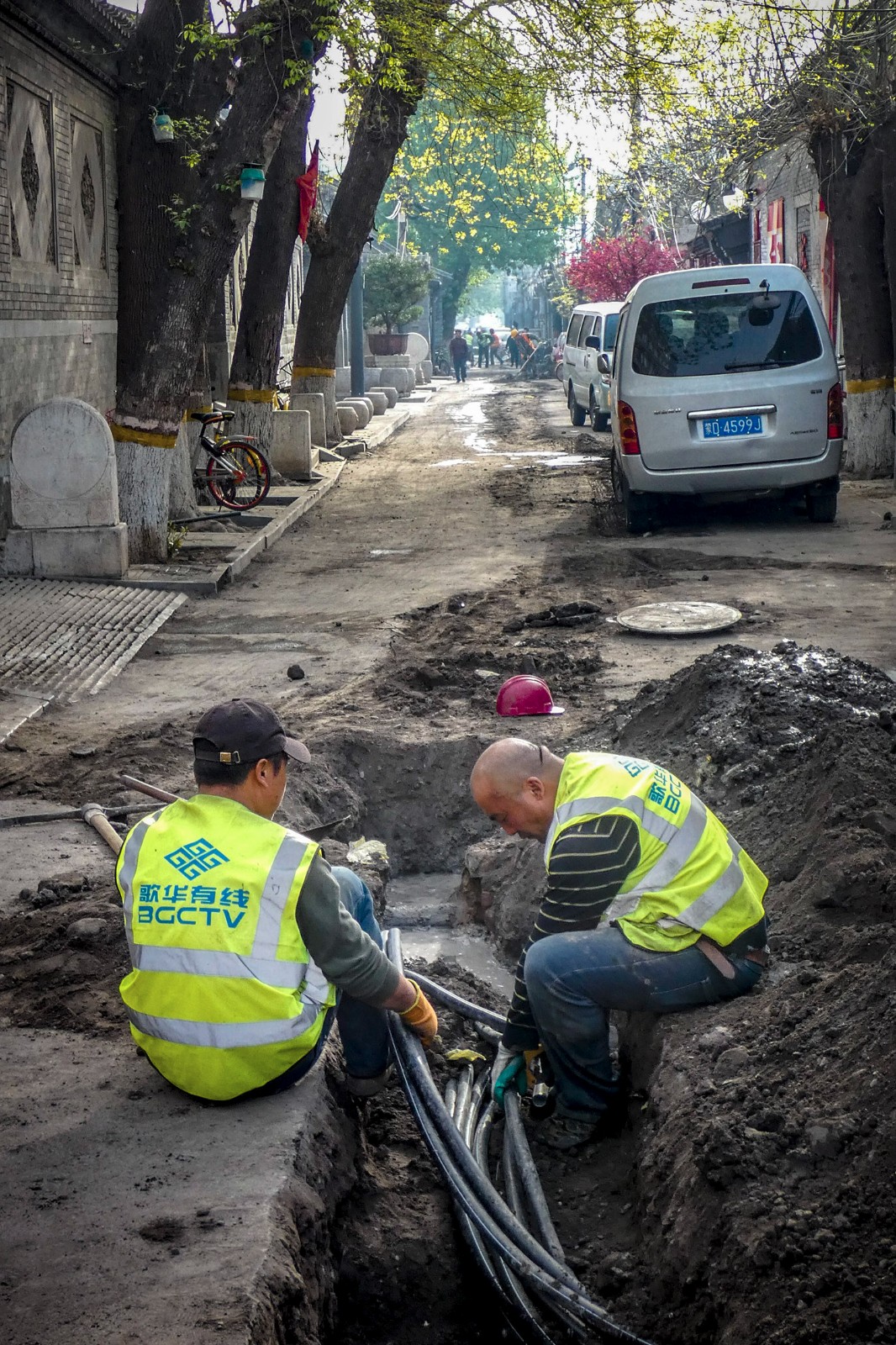 架空线入地施工,提升北京环境.辛苦了工人兄弟