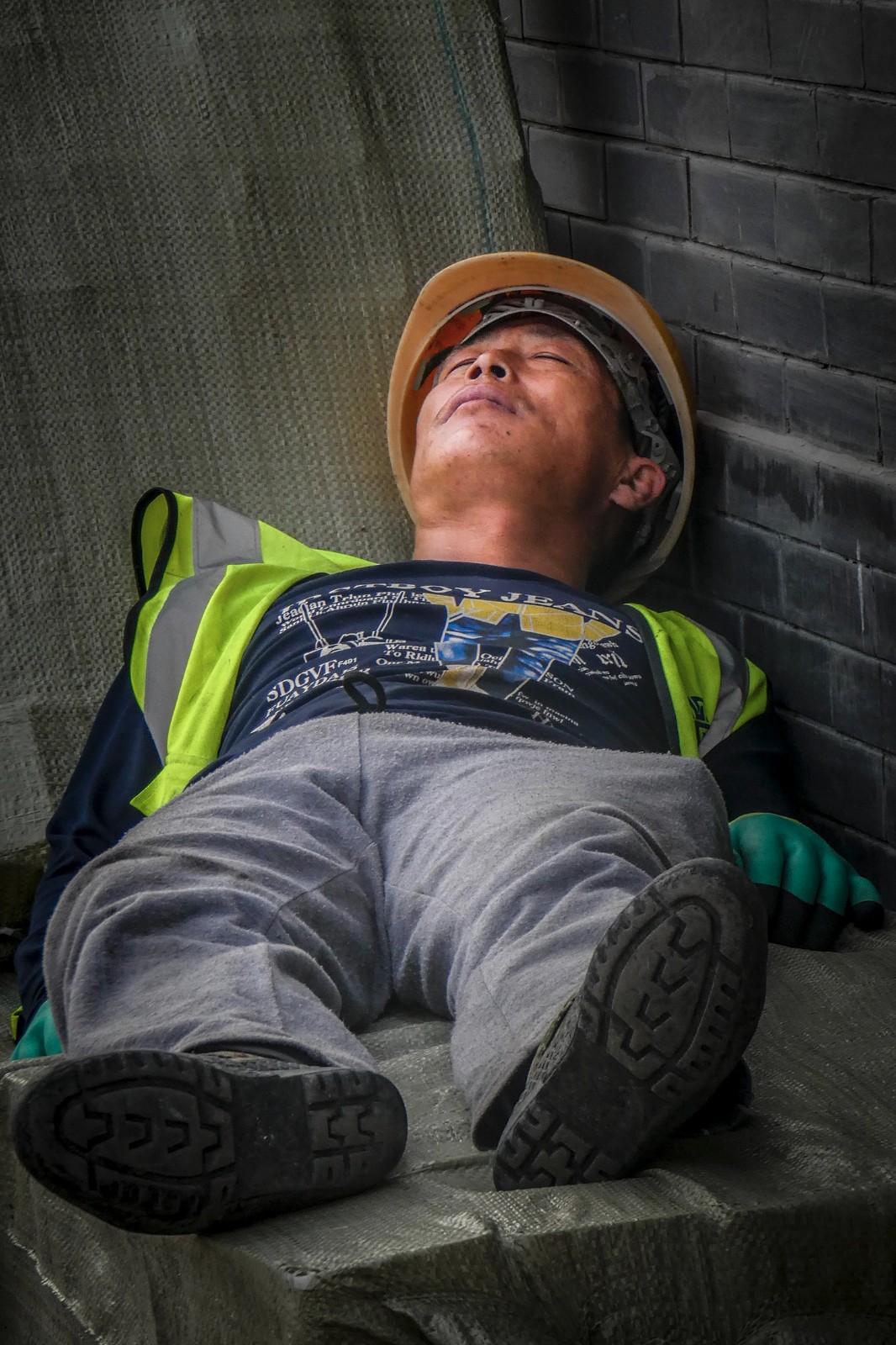 架空线入地施工,提升北京环境.辛苦了工人兄弟