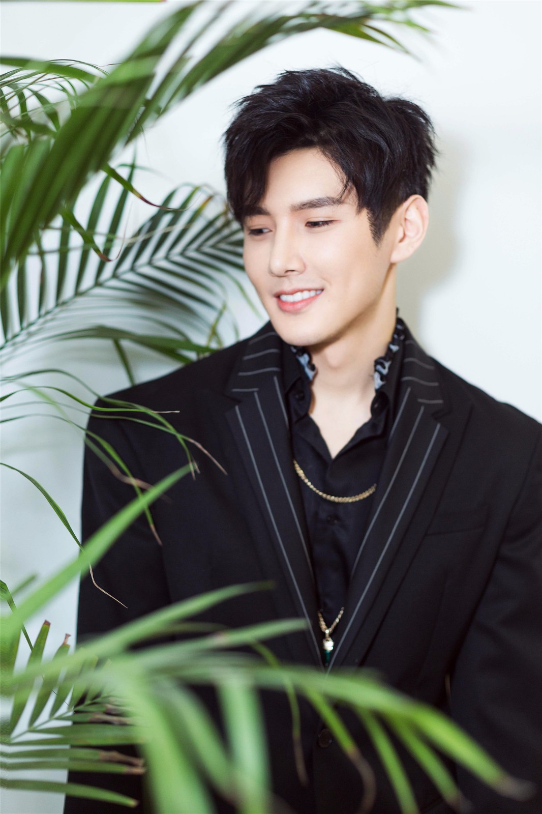 彦希受邀出席时尚派对酷帅造型个性十足